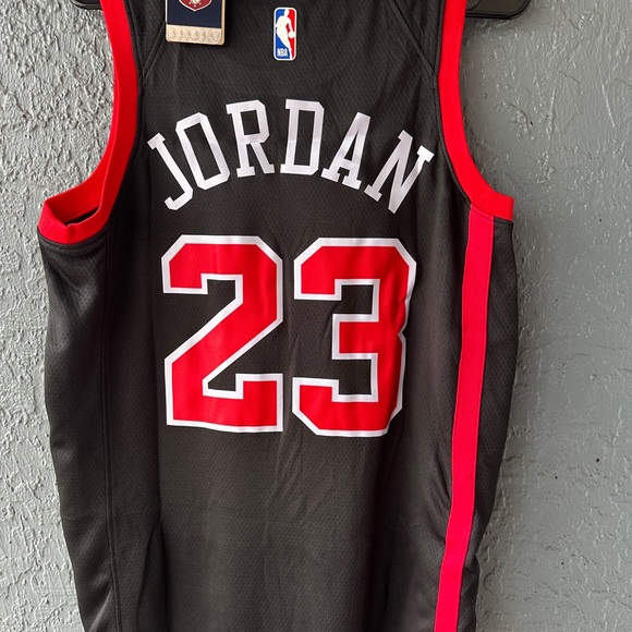 Chicago Bulls Michael Jordan Basketball Jersey - Picture 3 of 7